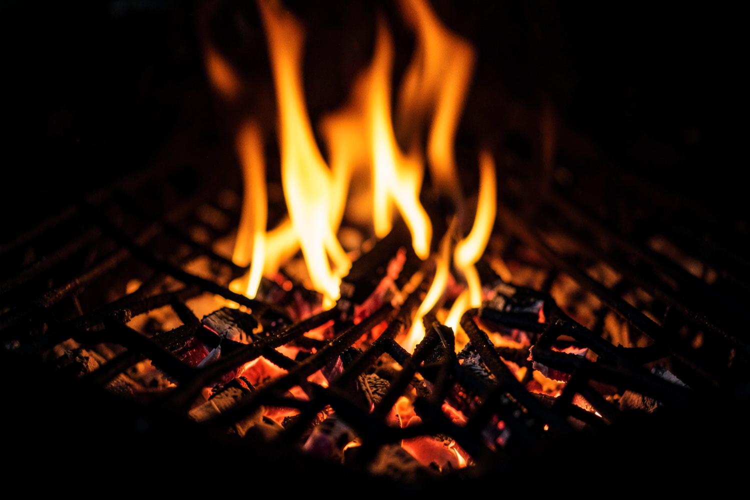 Flammes et braises sous une grille de cuisson