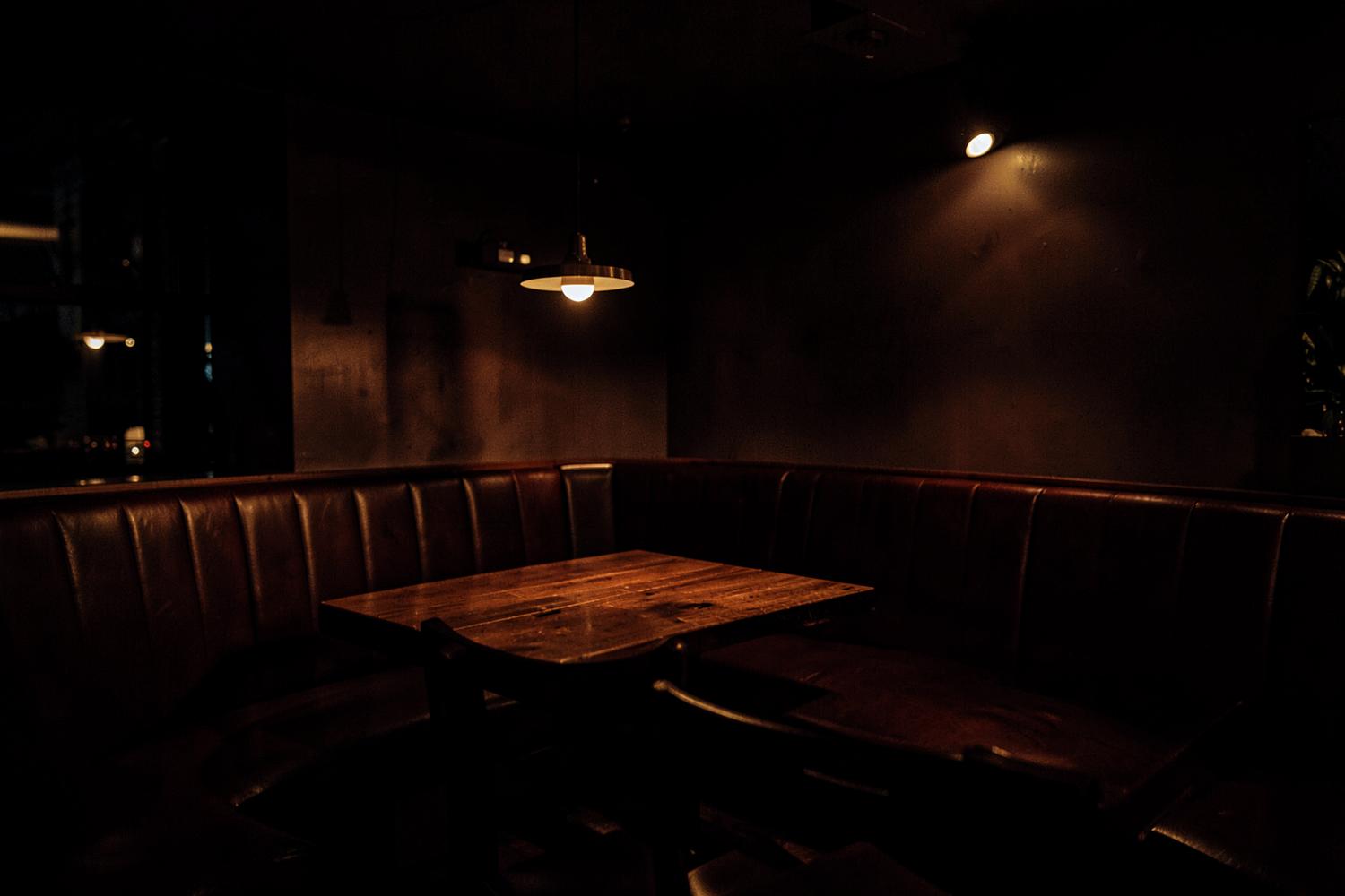 Coin de salle à manger avec banquette et éclairage tamisé